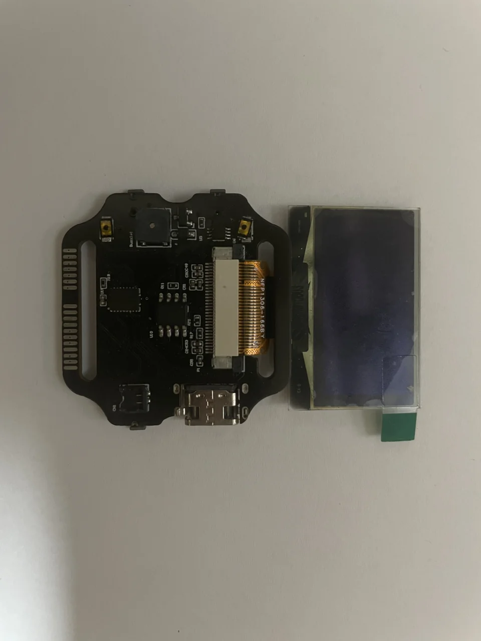 显示模组靠近主板,展示两者的相对位置